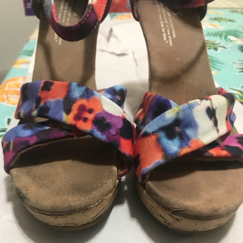 TOMS Floral Pattern Wedges - Picture 3 of 6
